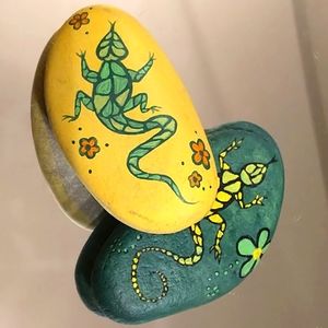 🇨🇦Hand painted lizard garden rocks